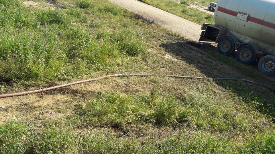 Police forces in Kirkuk confiscate two trucks in the site of an oil robbing, April 18, 2019. (Photo: Energy Police in Kirkuk)